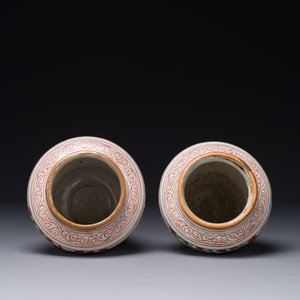 A pair of small Chinese wucai jars with figures in a landscape, Transitional period — 照片 5