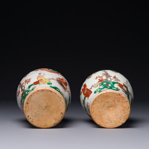 A pair of small Chinese wucai jars with figures in a landscape, Transitional period — 照片 6