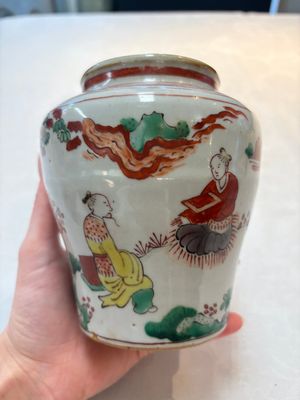 A pair of small Chinese wucai jars with sages in a landscape, Transitional period — photo 1