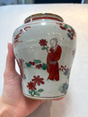 A pair of small Chinese wucai jars with sages in a landscape, Transitional period — photo 3