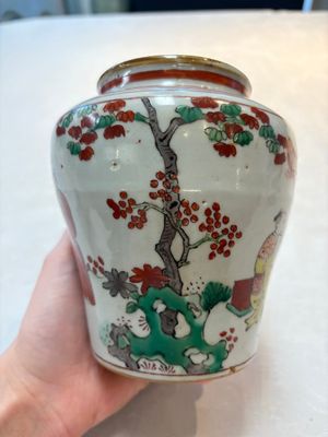 A pair of small Chinese wucai jars with sages in a landscape, Transitional period — photo 4