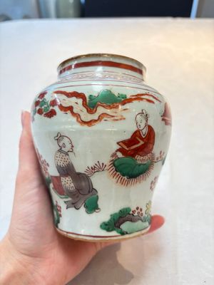 A pair of small Chinese wucai jars with sages in a landscape, Transitional period — photo 7