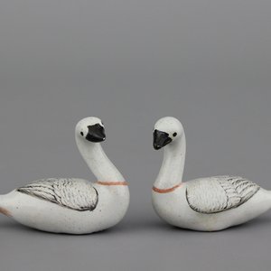 A pair of small Dutch Delft black-enhanced models of swans, 18th C. — photo 1