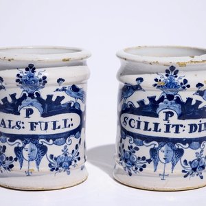 A pair of small Dutch Delft blue and white albarello-shaped pharmacy drug jars, 18th C. — photo 1