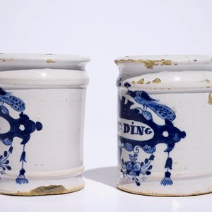 A pair of small Dutch Delft blue and white albarello-shaped pharmacy drug jars, 18th C. — photo 3