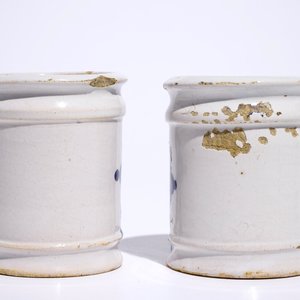 A pair of small Dutch Delft blue and white albarello-shaped pharmacy drug jars, 18th C. — photo 4