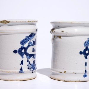 A pair of small Dutch Delft blue and white albarello-shaped pharmacy drug jars, 18th C. — photo 5