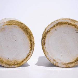 A pair of small Dutch Delft blue and white albarello-shaped pharmacy drug jars, 18th C. — photo 7