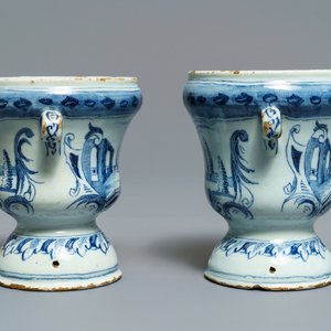 A pair of small Dutch Delft blue and white 'campana' vases on stands, 18th C. — photo 5