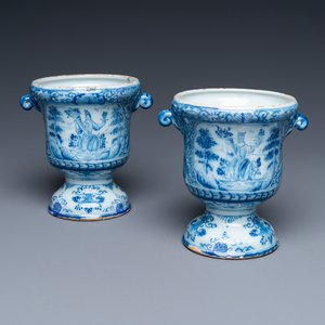 A pair of small Dutch Delft blue and white jardinières, 18th C. — photo 1