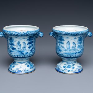 A pair of small Dutch Delft blue and white jardinières, 18th C. — photo 2