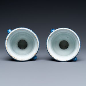 A pair of small Dutch Delft blue and white jardinières, 18th C. — photo 7