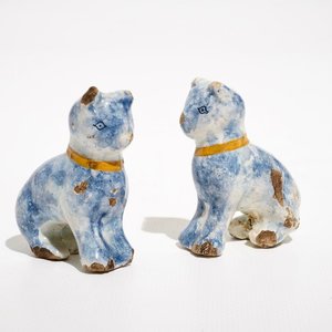 A pair of small polychrome Dutch Delft models of cats, 18th C. — 照片 1