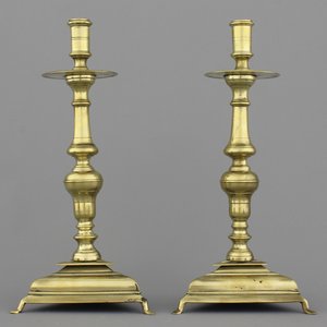 A pair of Spanish bronze candlesticks on triangular bases, 17th C. — 照片 1