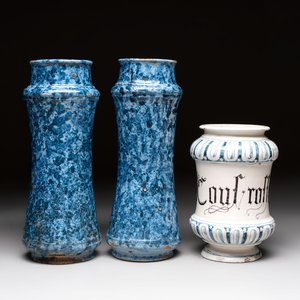 A pair of Spanish splashed blue pottery albarelli and an Italian blue, white and manganese albarello, Savona, 17/18th C. — photo 1