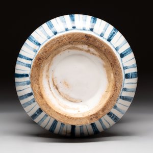 A pair of Spanish splashed blue pottery albarelli and an Italian blue, white and manganese albarello, Savona, 17/18th C. — photo 13