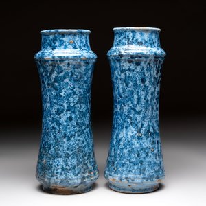 A pair of Spanish splashed blue pottery albarelli and an Italian blue, white and manganese albarello, Savona, 17/18th C. — photo 2