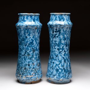 A pair of Spanish splashed blue pottery albarelli and an Italian blue, white and manganese albarello, Savona, 17/18th C. — photo 3
