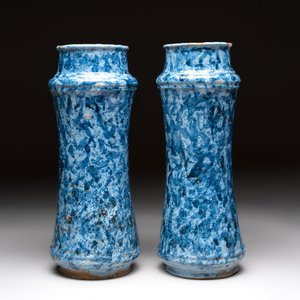 A pair of Spanish splashed blue pottery albarelli and an Italian blue, white and manganese albarello, Savona, 17/18th C. — photo 4