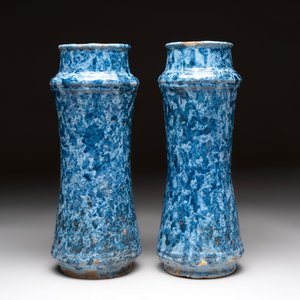 A pair of Spanish splashed blue pottery albarelli and an Italian blue, white and manganese albarello, Savona, 17/18th C. — photo 5