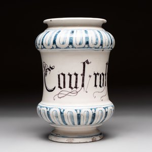 A pair of Spanish splashed blue pottery albarelli and an Italian blue, white and manganese albarello, Savona, 17/18th C. — photo 8