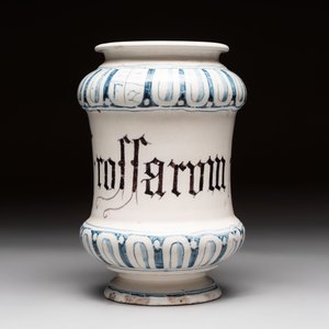 A pair of Spanish splashed blue pottery albarelli and an Italian blue, white and manganese albarello, Savona, 17/18th C. — photo 9