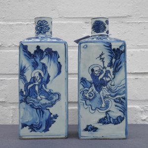 A pair of square Chinese blue and white 'immortals' tea caddies, Wanli — photo 7