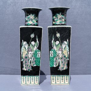 A pair of square Chinese famille noire vases, Kangxi mark, 19th C. — photo 8