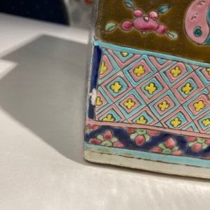 A pair of square Chinese famille rose brown-ground vases, 19th C. — 照片 8