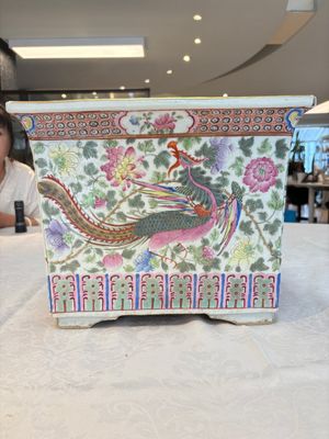 A pair of square Chinese famille rose 'dragon and phoenix' jardinières, 19th C. — photo 1
