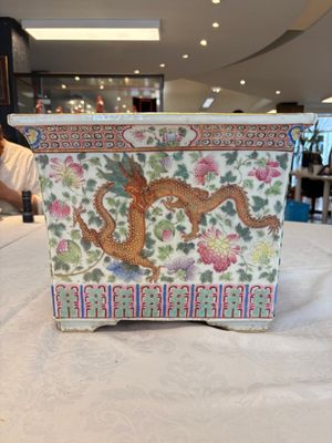 A pair of square Chinese famille rose 'dragon and phoenix' jardinières, 19th C. — photo 2