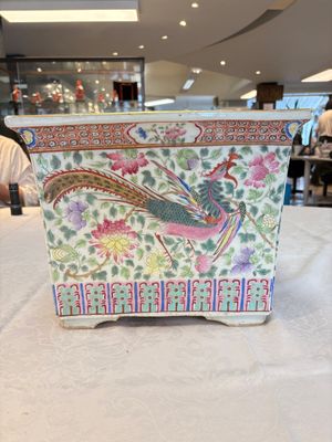 A pair of square Chinese famille rose 'dragon and phoenix' jardinières, 19th C. — photo 3