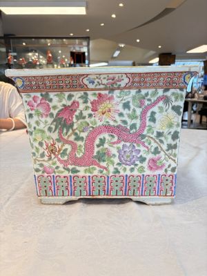 A pair of square Chinese famille rose 'dragon and phoenix' jardinières, 19th C. — photo 4
