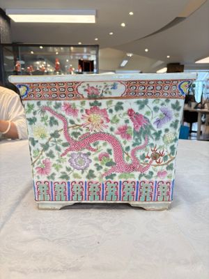 A pair of square Chinese famille rose 'dragon and phoenix' jardinières, 19th C. — photo 7