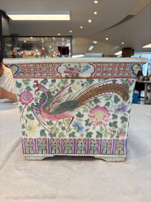 A pair of square Chinese famille rose 'dragon and phoenix' jardinières, 19th C. — photo 9
