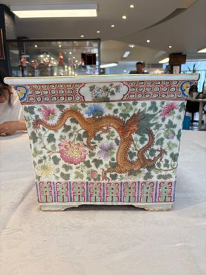 A pair of square Chinese famille rose 'dragon and phoenix' jardinières, 19th C. — photo 10