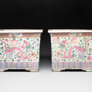 A pair of square Chinese famille rose 'dragon and phoenix' jardinières, 19th C. — photo 1