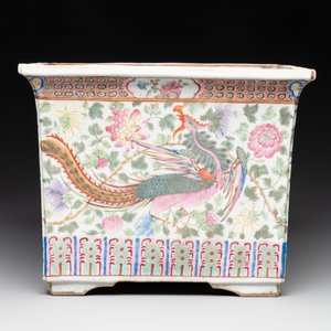 A pair of square Chinese famille rose 'dragon and phoenix' jardinières, 19th C. — photo 11