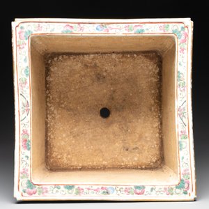 A pair of square Chinese famille rose 'dragon and phoenix' jardinières, 19th C. — photo 12