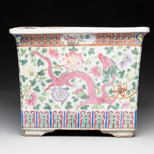 A pair of square Chinese famille rose 'dragon and phoenix' jardinières, 19th C. — photo 2