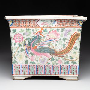 A pair of square Chinese famille rose 'dragon and phoenix' jardinières, 19th C. — photo 3