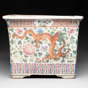 A pair of square Chinese famille rose 'dragon and phoenix' jardinières, 19th C. — photo 4