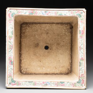 A pair of square Chinese famille rose 'dragon and phoenix' jardinières, 19th C. — photo 6