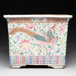 A pair of square Chinese famille rose 'dragon and phoenix' jardinières, 19th C. — photo 9