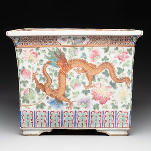 A pair of square Chinese famille rose 'dragon and phoenix' jardinières, 19th C. — photo 10