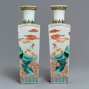 A pair of square Chinese famille rose 'mythical beasts' vases, 19/20th C. — photo 1