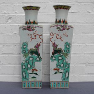 A pair of square Chinese famille rose 'mythical beasts' vases, 19/20th C. — photo 11