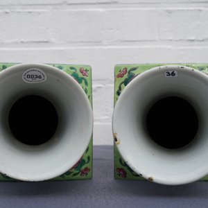 A pair of square Chinese famille rose 'mythical beasts' vases, 19/20th C. — photo 12