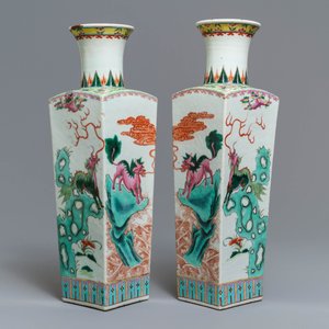 A pair of square Chinese famille rose 'mythical beasts' vases, 19/20th C. — photo 5