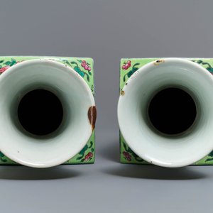 A pair of square Chinese famille rose 'mythical beasts' vases, 19/20th C. — photo 6